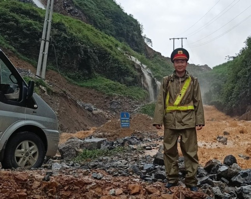 Traffic police officer saves flood victims’ lives