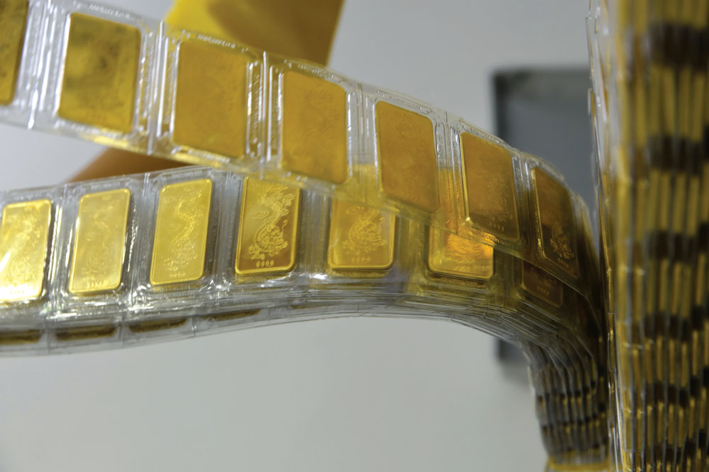 Local gold prices drop