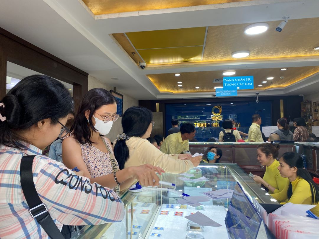 Local gold bars drop by VND1.3 million per tael this morning