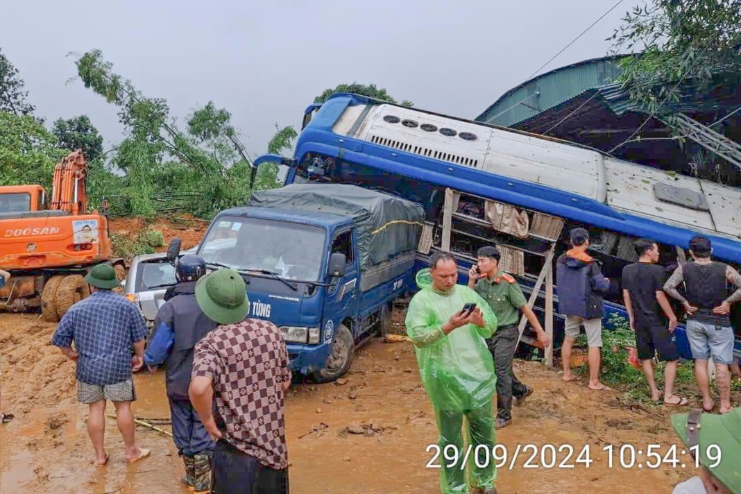 Landslide in Ha Giang this morning injures 10 and leaves two missing