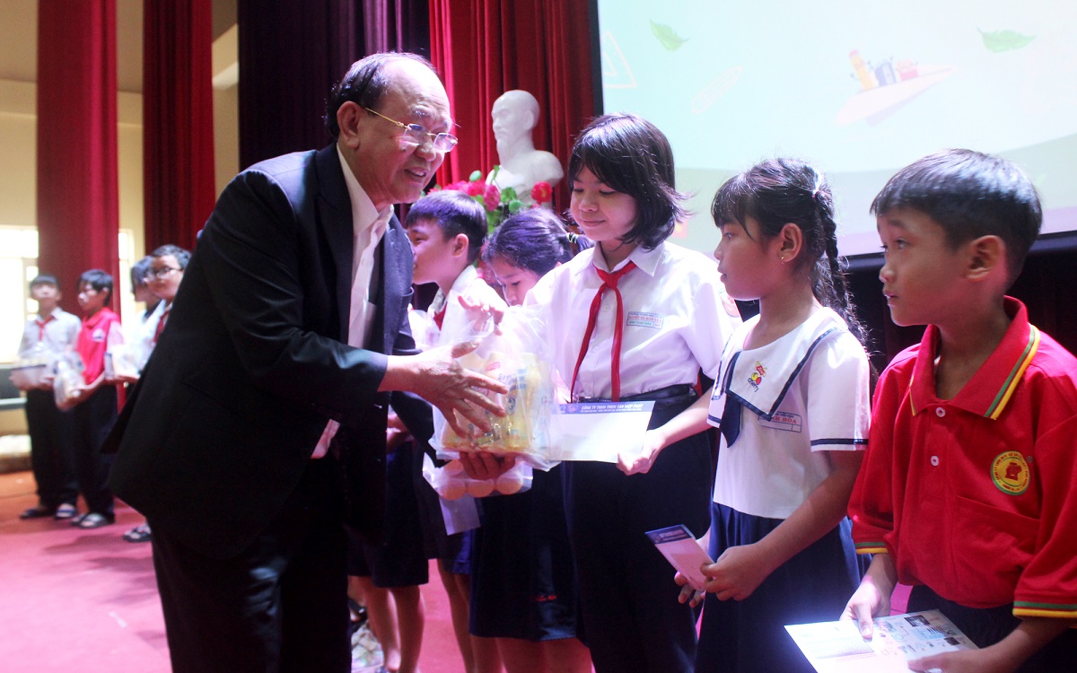 Tan Hiep Phat gives scholarships to students