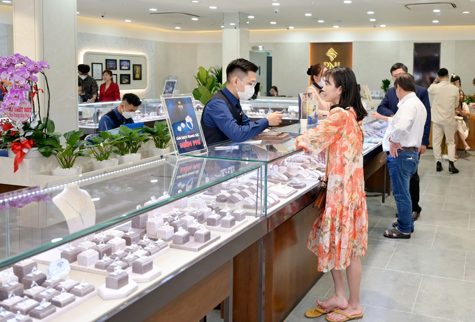 Jewelry maker PNJ gains hefty profit in Jan-Nov