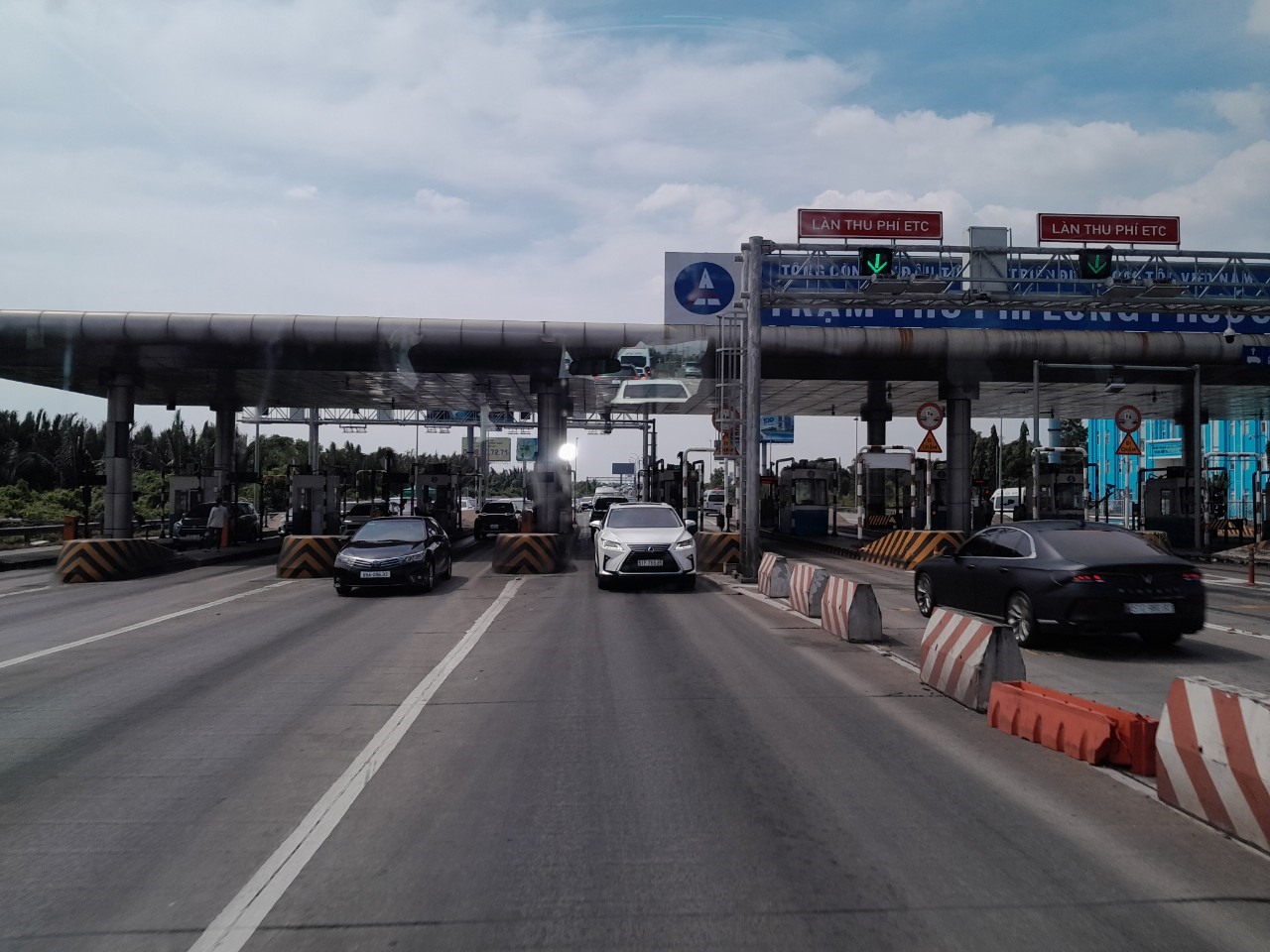 Traffic eases on HCMC-Long Thanh-Dau Giay Expressway after hours of congestion