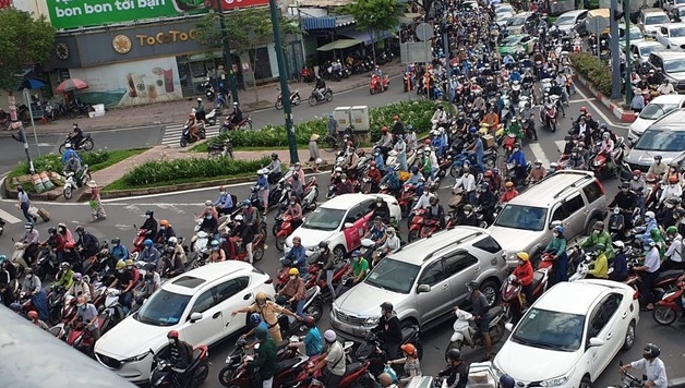 PM calls for urgent action to ease traffic in Hanoi and HCMC