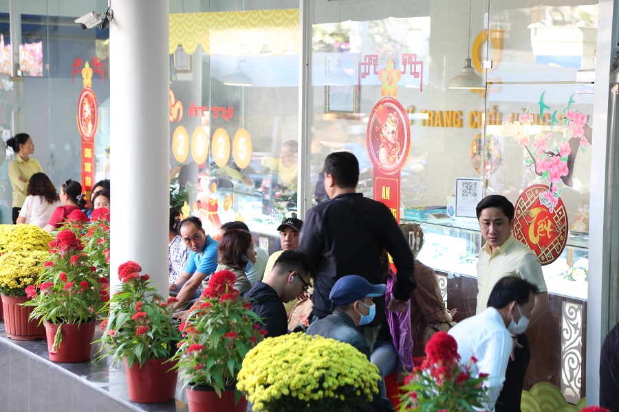 Local gold prices rebound to VND90 million per tael