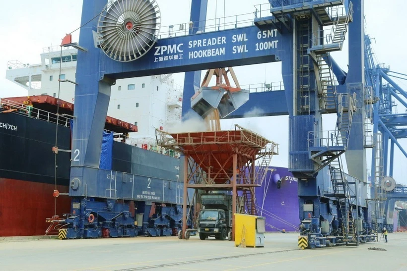 Cai Lan Port handles over 60,000 tons of cargo on Feb 1