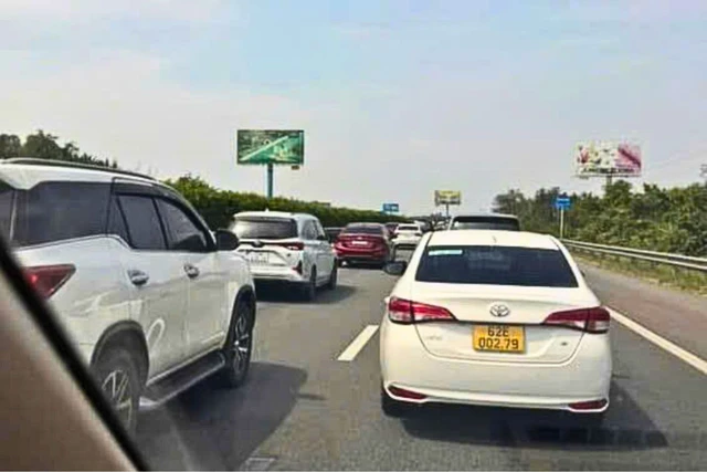 Four-car pileup causes congestion on HCMC-Long Thanh-Dau Giay Expy