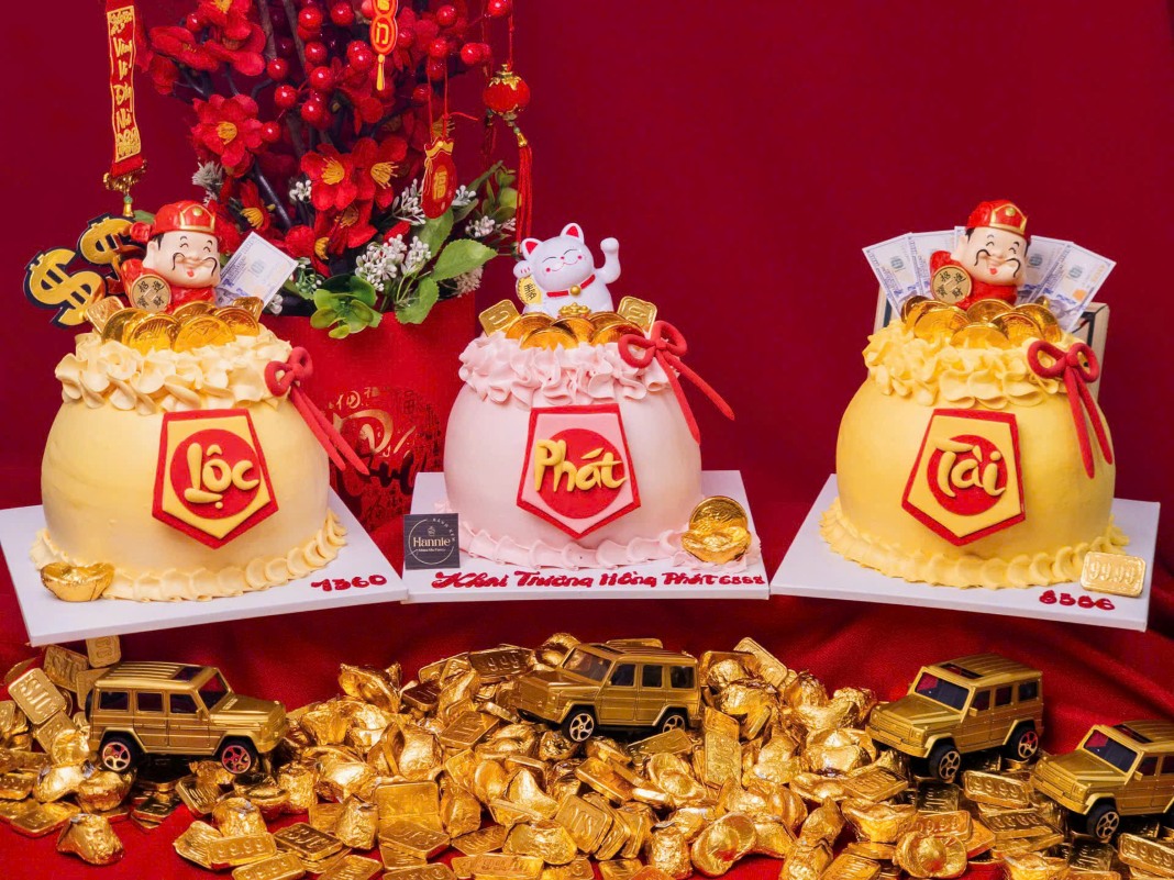 “Pot of gold” cakes sell well on God of Wealth Day