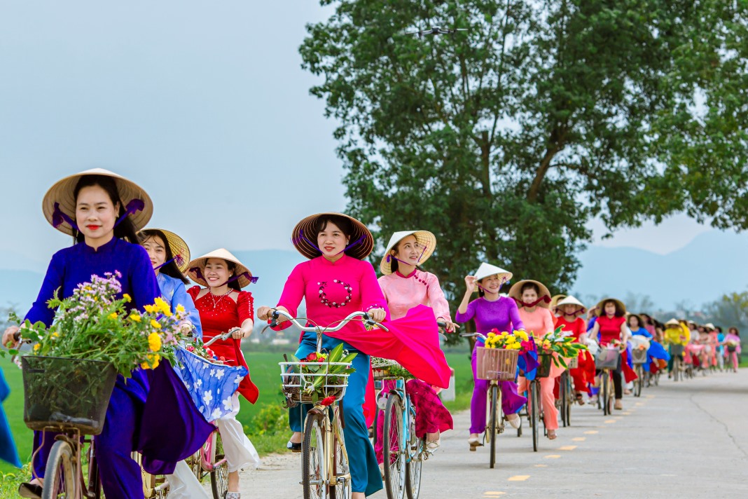Hue women parade in ao dai