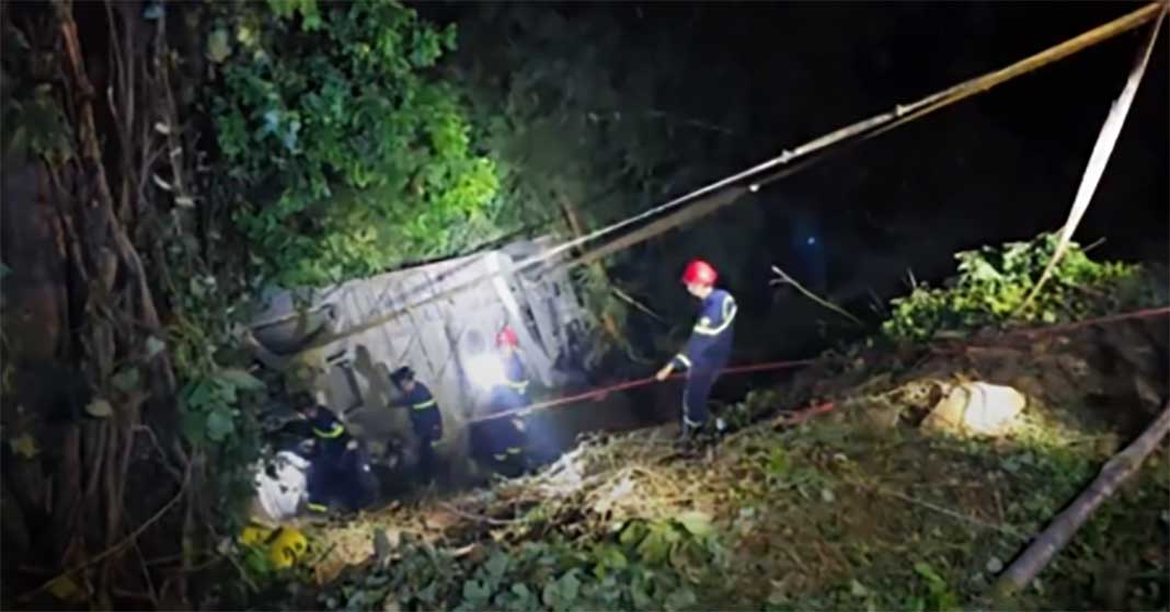 Passenger bus plunges into ravine on Bao Loc Pass