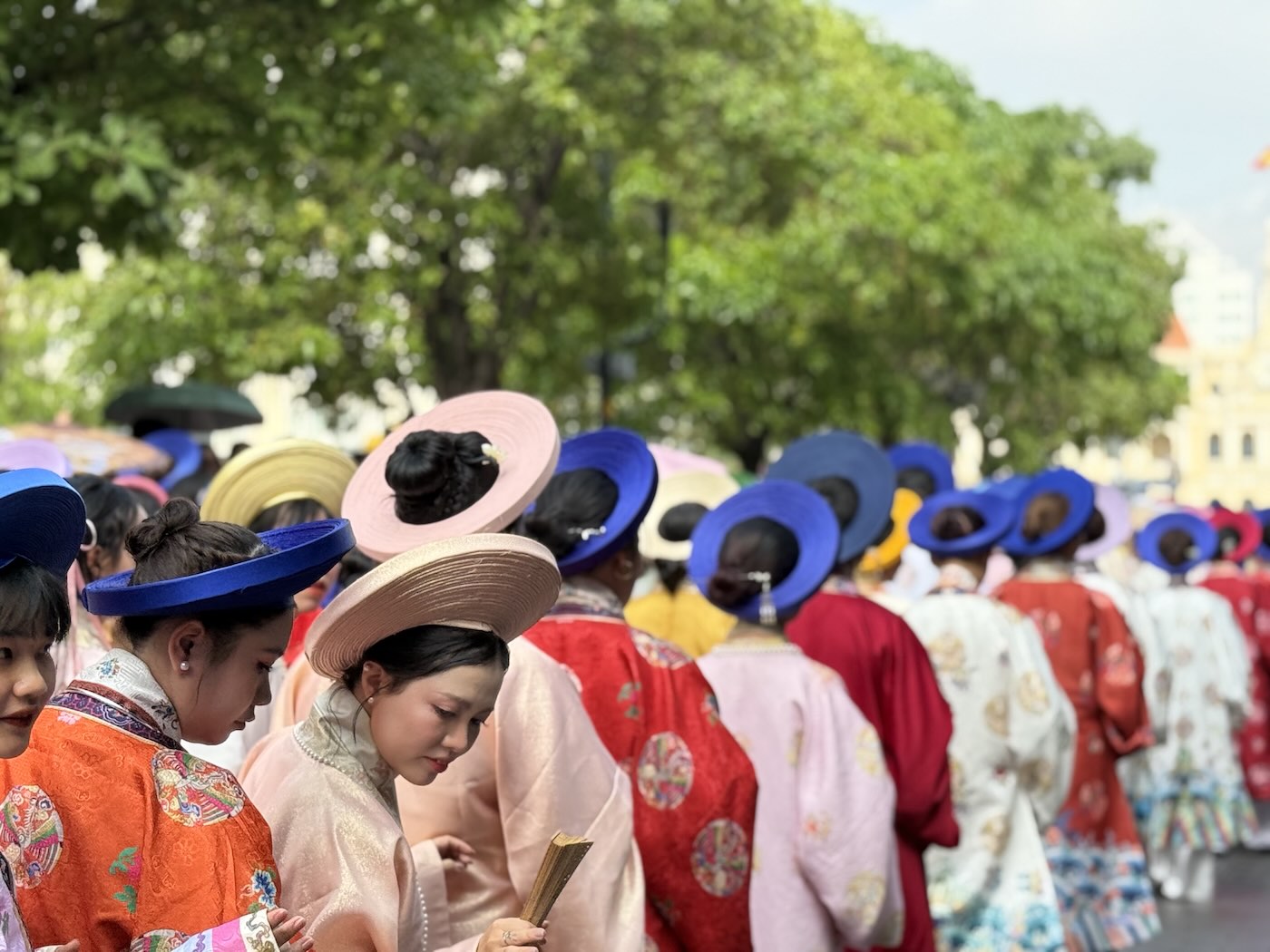 Thousands don traditional Vietnamese attire in Ao Dai Festival