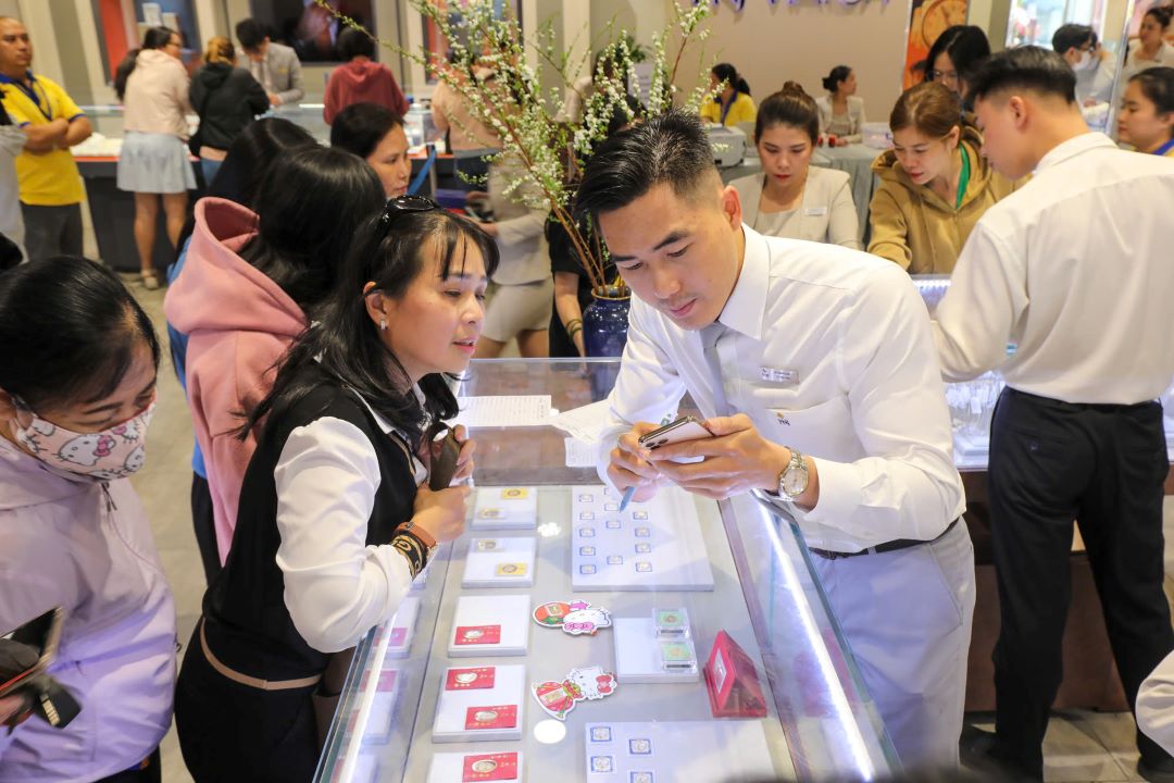 Gold ring prices at record highs