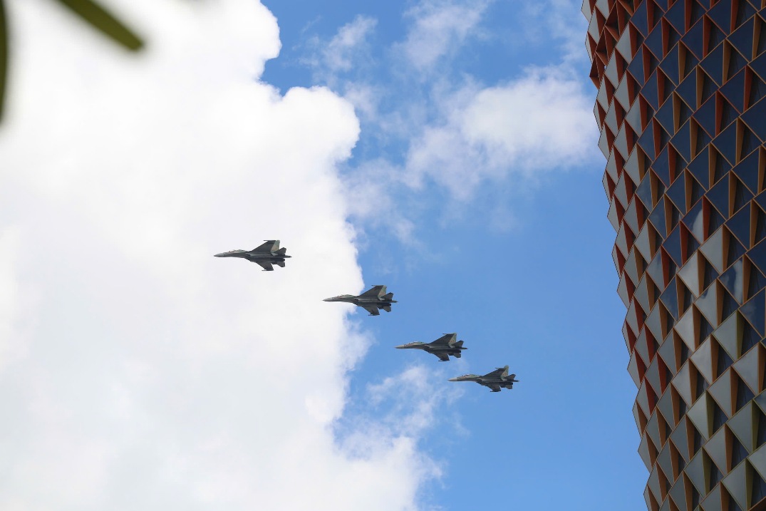 Spectators gather in downtown HCMC for air show rehearsal