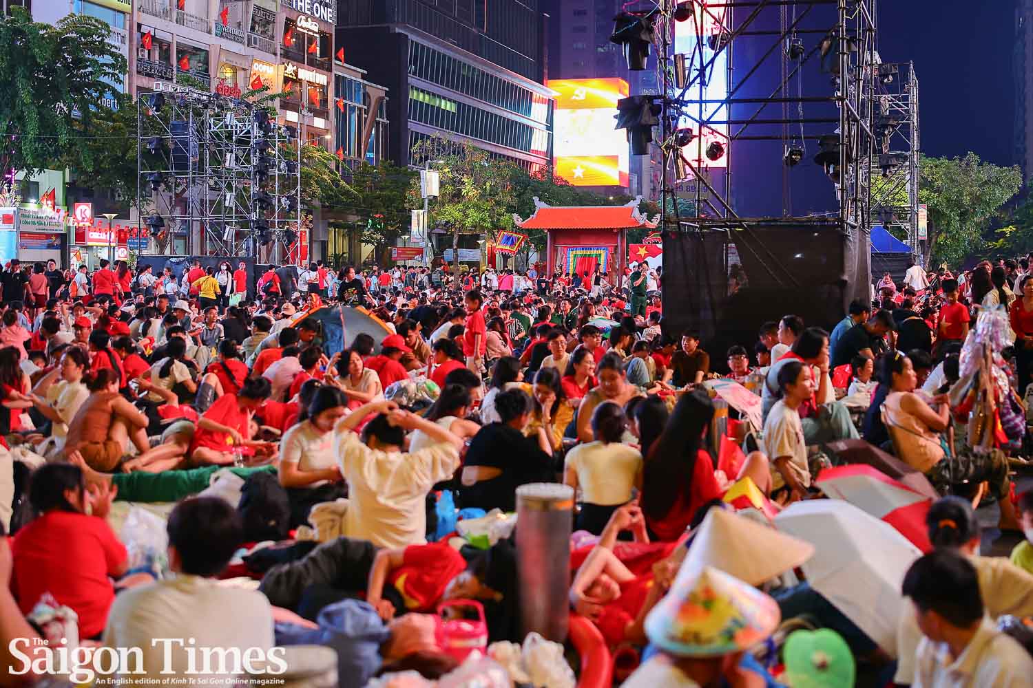 Crowds camp overnight on sidewalks for grand parade