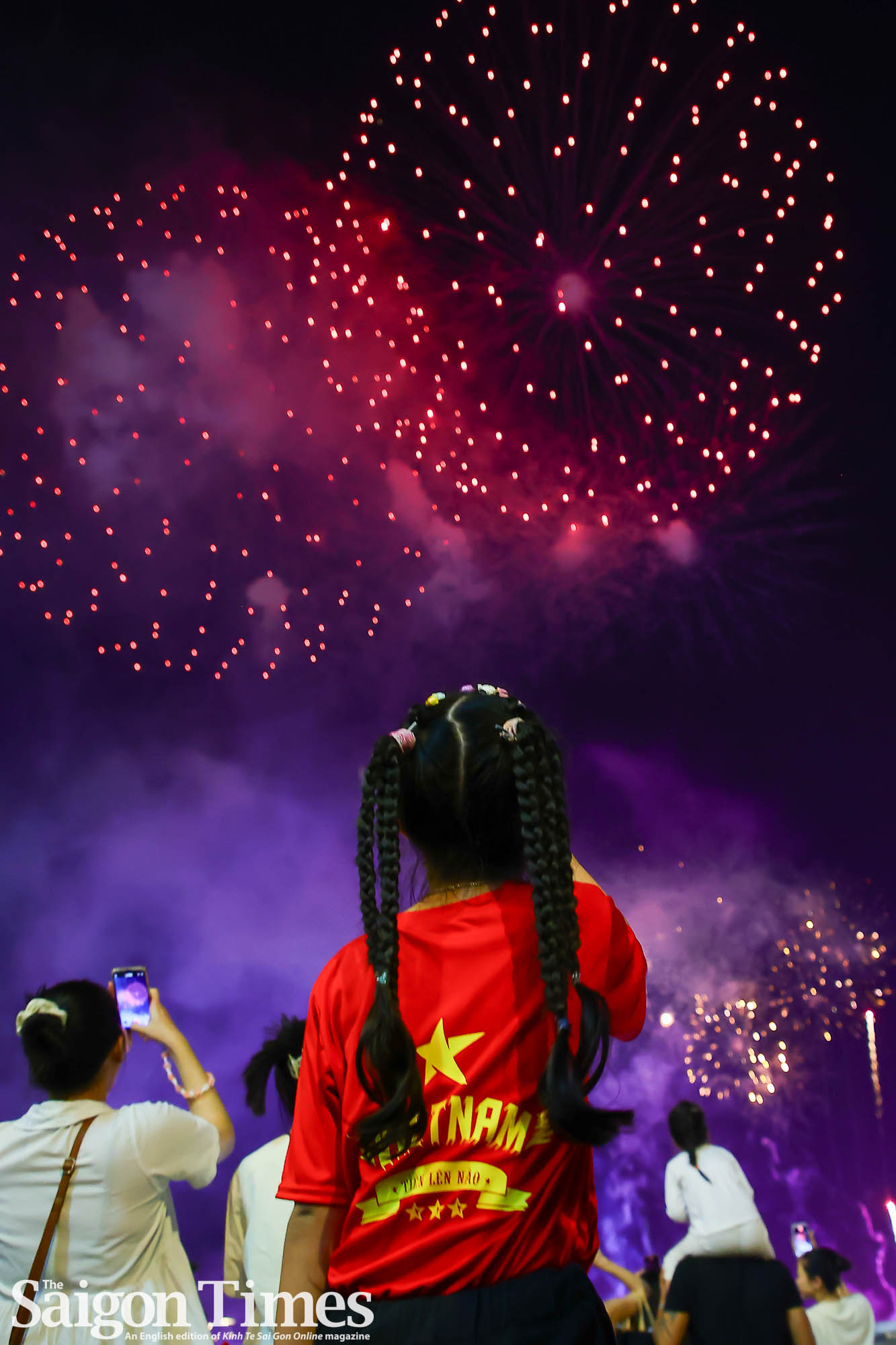 Fireworks light up HCMC sky to celebrate 50 years since reunification