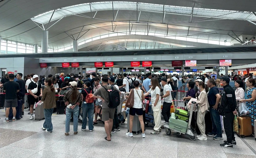 Tan Son Nhat airport passenger traffic seen soaring during holiday