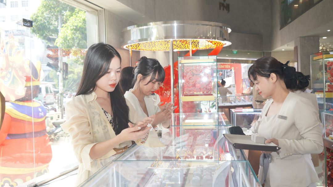 Gold prices at all-time highs in Vietnam