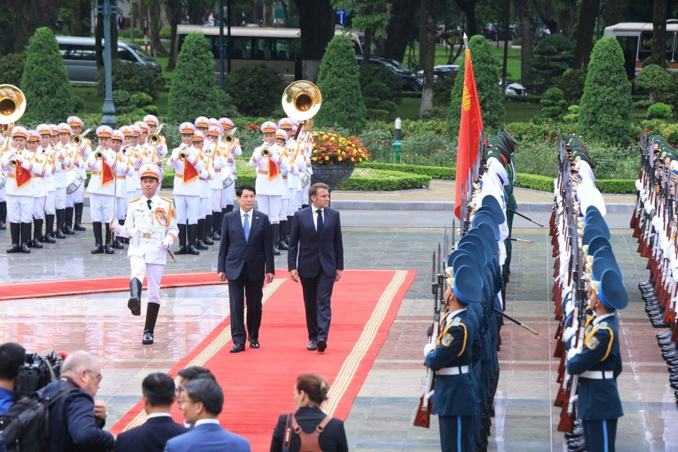 Welcome ceremony held for French President’s state visit to Vietnam
