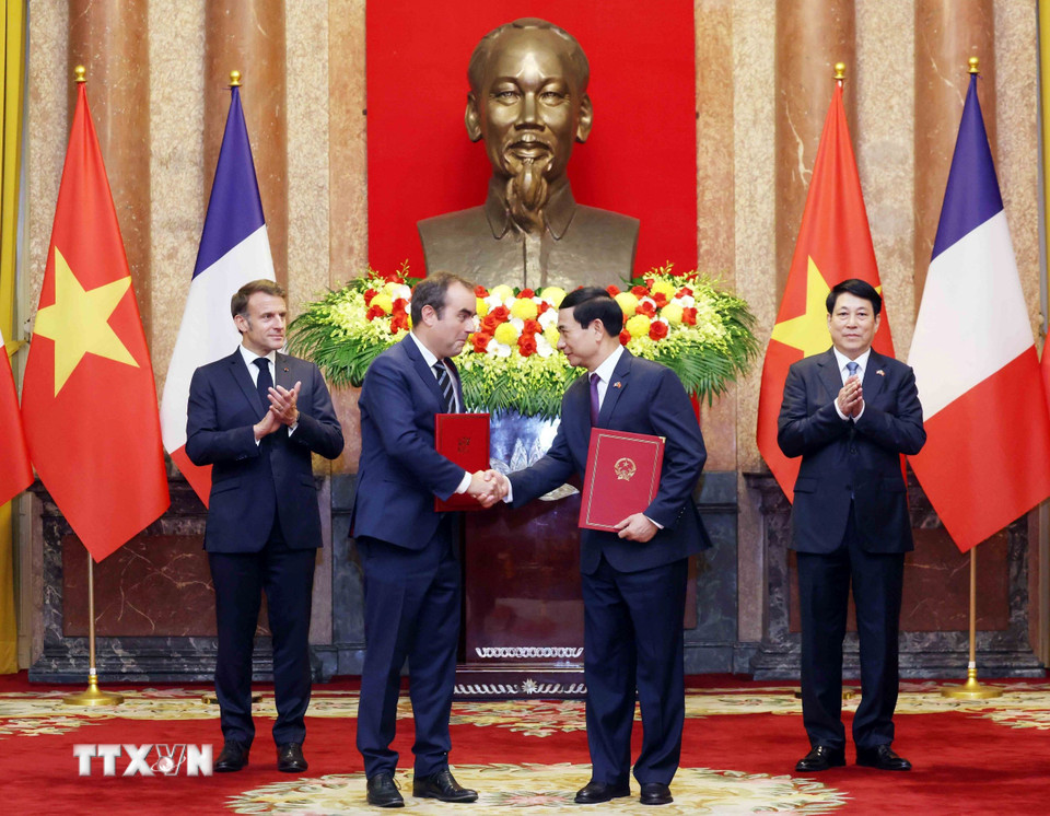 Vietnam, France sign multiple key cooperation agreements