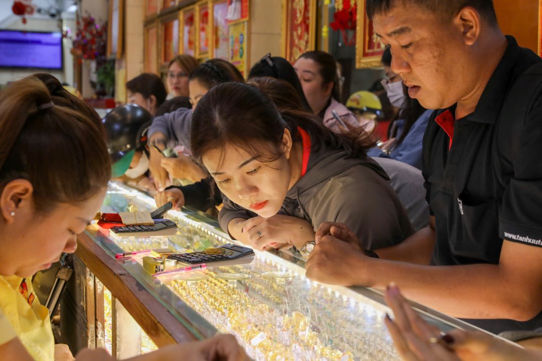 Gold prices tumble in local market