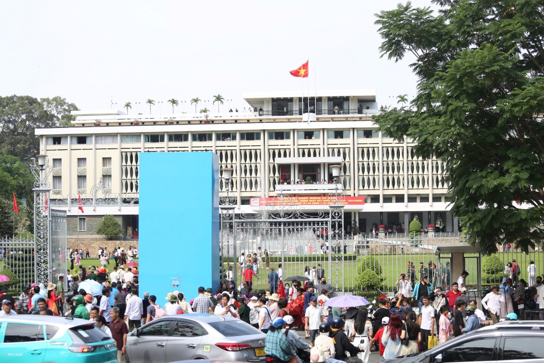 HCMC landmarks packed with visitors