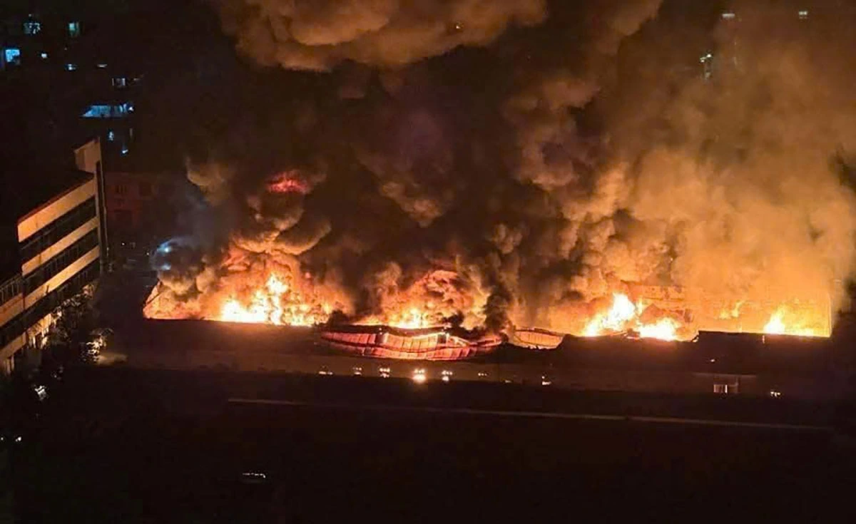 Hanoi warehouse fire brought under control, one firefighter hospitalized