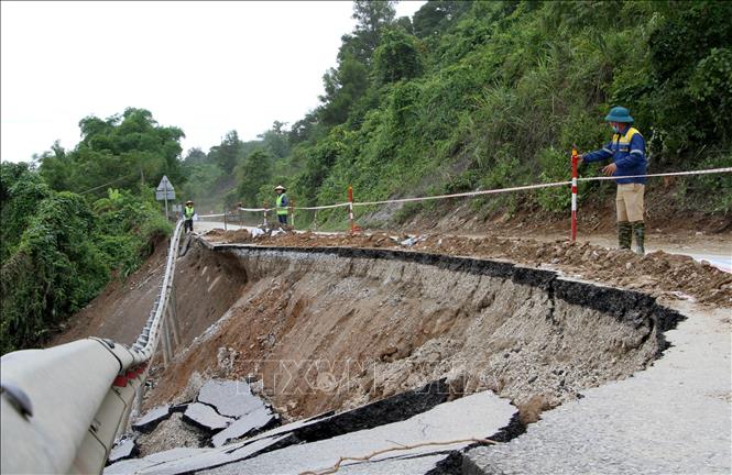 Landslides block over 190 road sites in central, northern Vietnam
