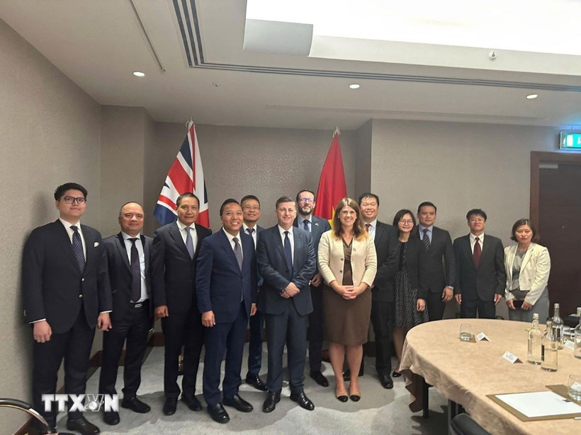 Vietnam, UK agree to boost trade, energy cooperation