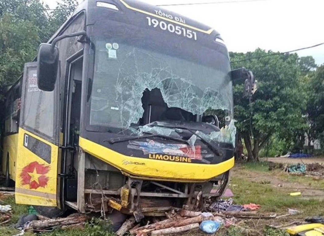 Bus overturned in Ha Tinh, leaving nine dead, many others injured