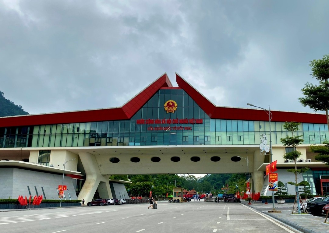Lang Son border gates handle 362,600 cargo trucks in Jan-Aug