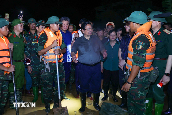 PM visits flood-hit areas in Hanoi