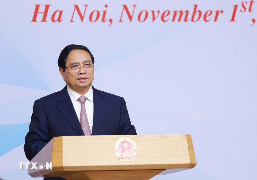 PM urges Vietnam’s international financial centers to start operations in November