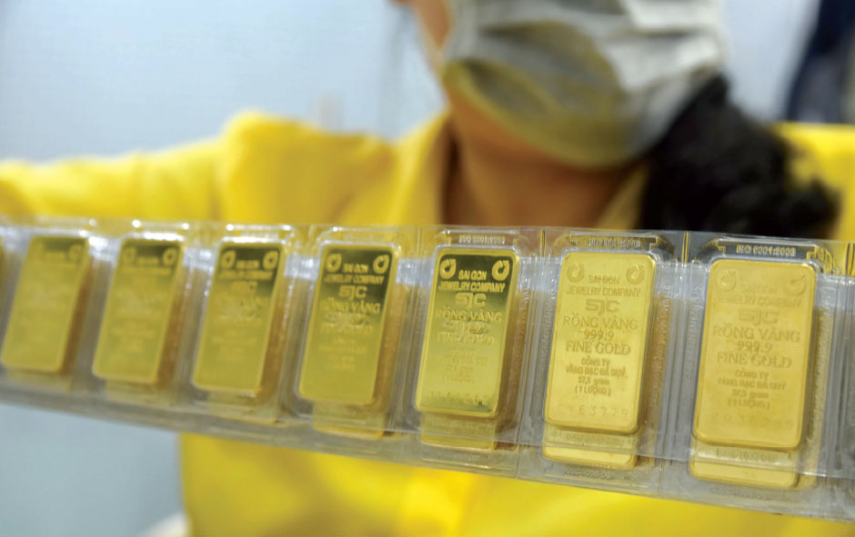 Gold falls, dollar up