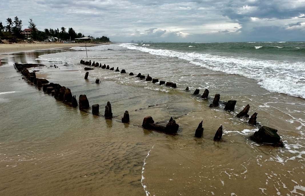 Storm uncovers centuries-old shipwreck in Danang