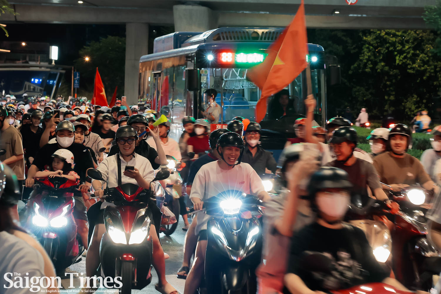 Crowds paint the town red after Vietnam U22 clinch gold