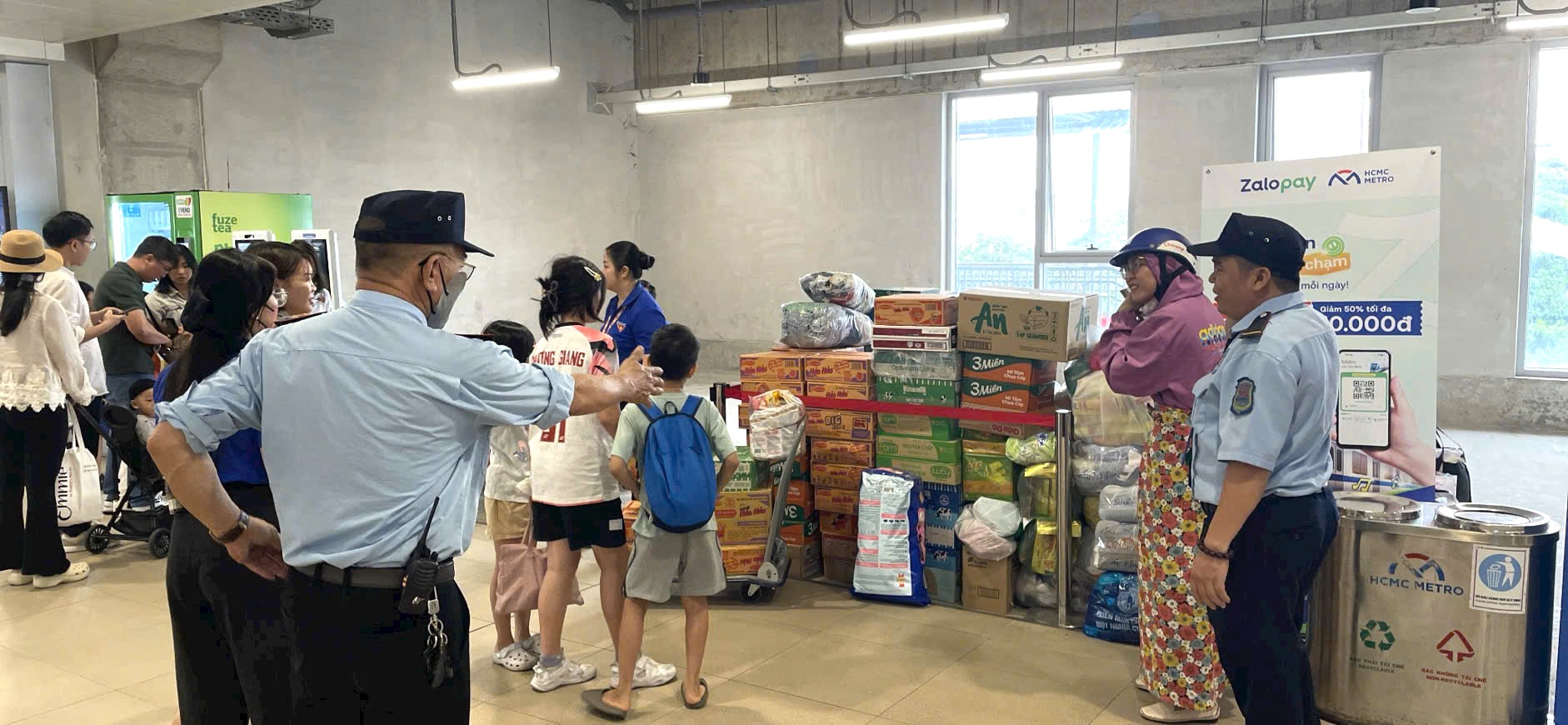 HCMC’s metro stations receive donations for flood victims