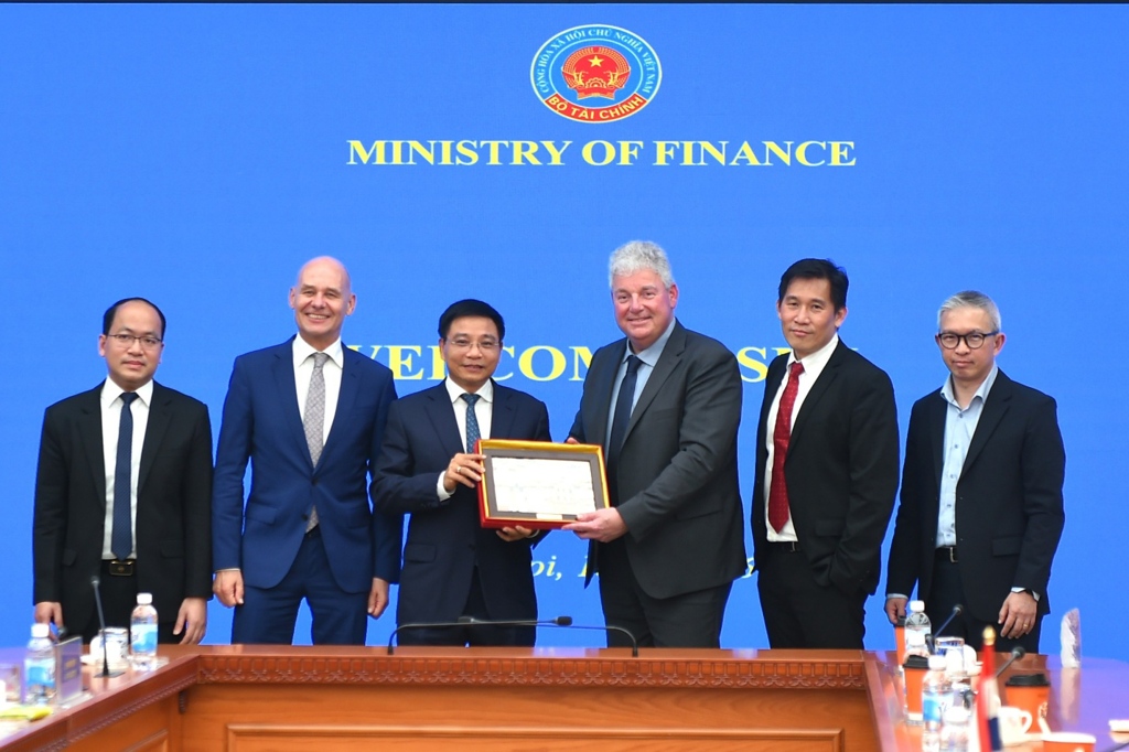 Vietnam seeks deeper semiconductor cooperation with ASML