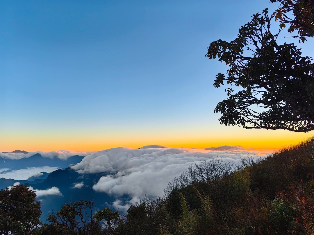 Chasing clouds on Nhiu Co San