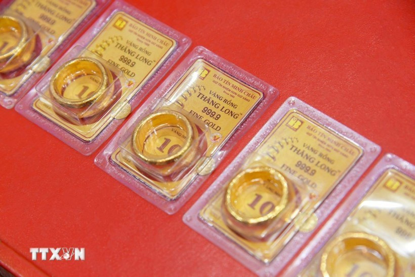 Gold extends sharply, dollar ticks up