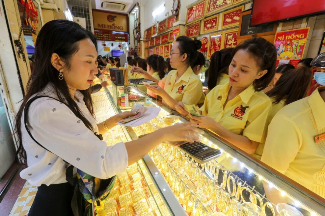Gold prices rise, dollar inches up