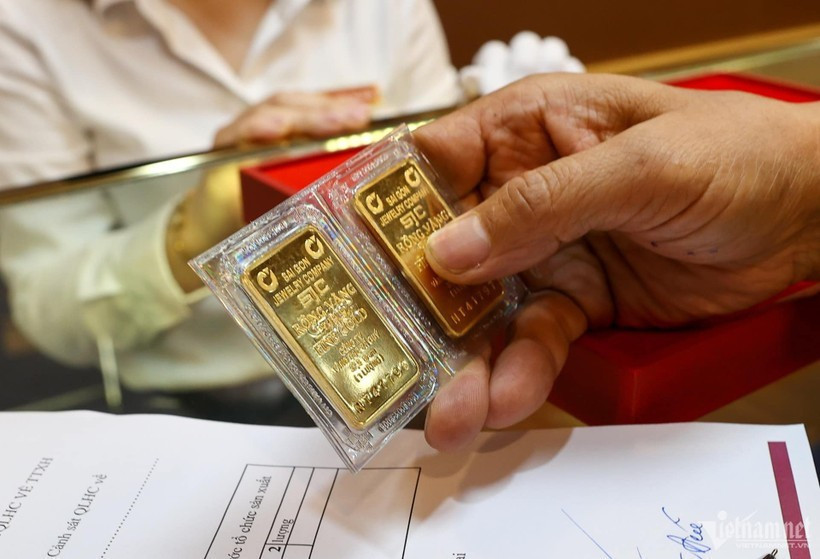 Gold slips, dollar steady