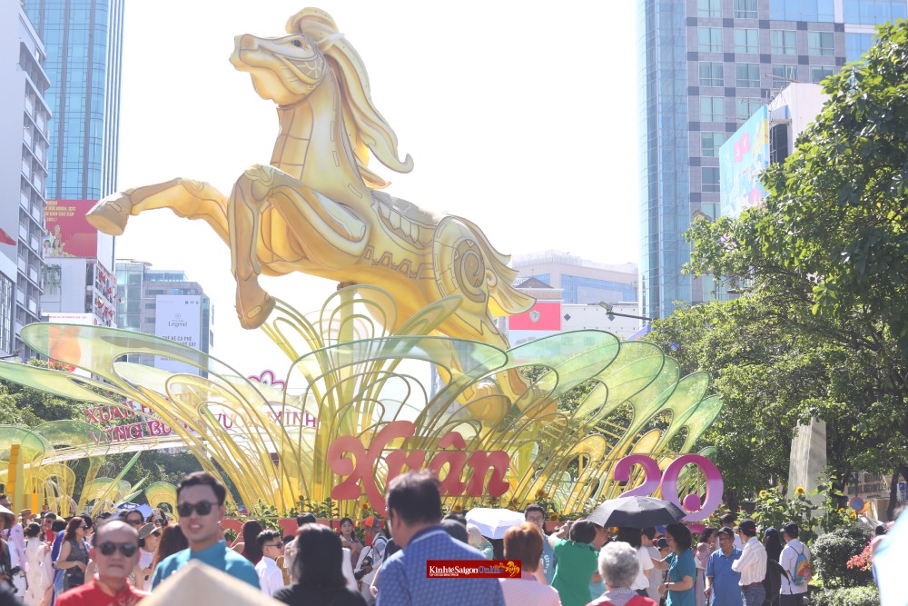 Crowds fill Nguyen Hue Flower Street on opening day