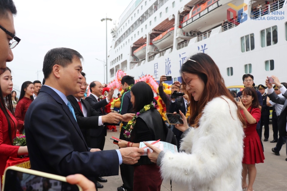 Thousands of int'l cruise passengers arrive at Vietnam’s tourist hotspots