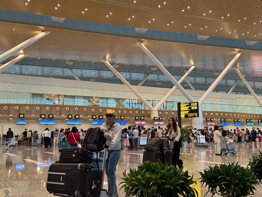 Tan Son Nhat airport serves over 156,000 passengers on Feb 12