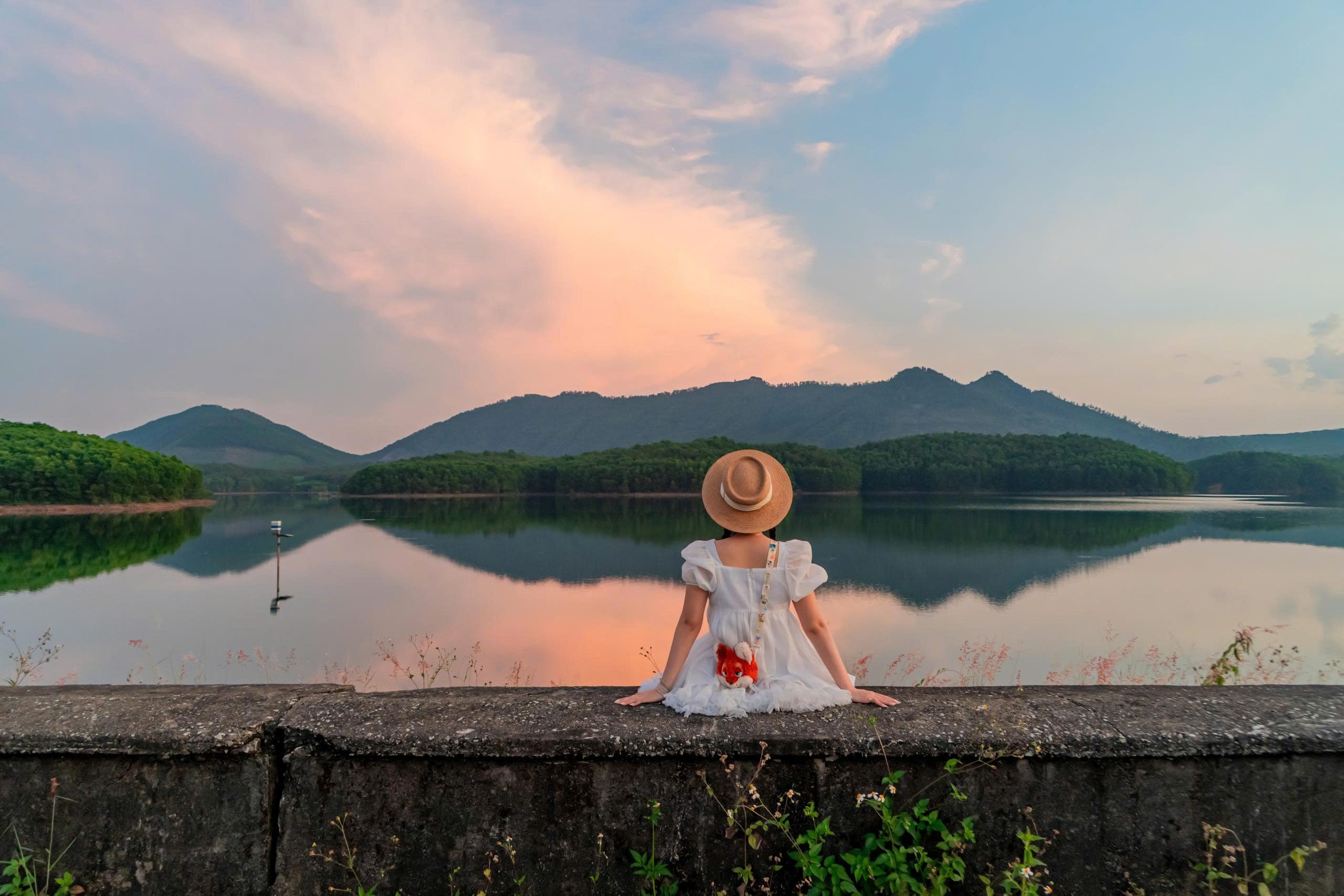 Tho Son Lake: A pink-hued escape in Hue