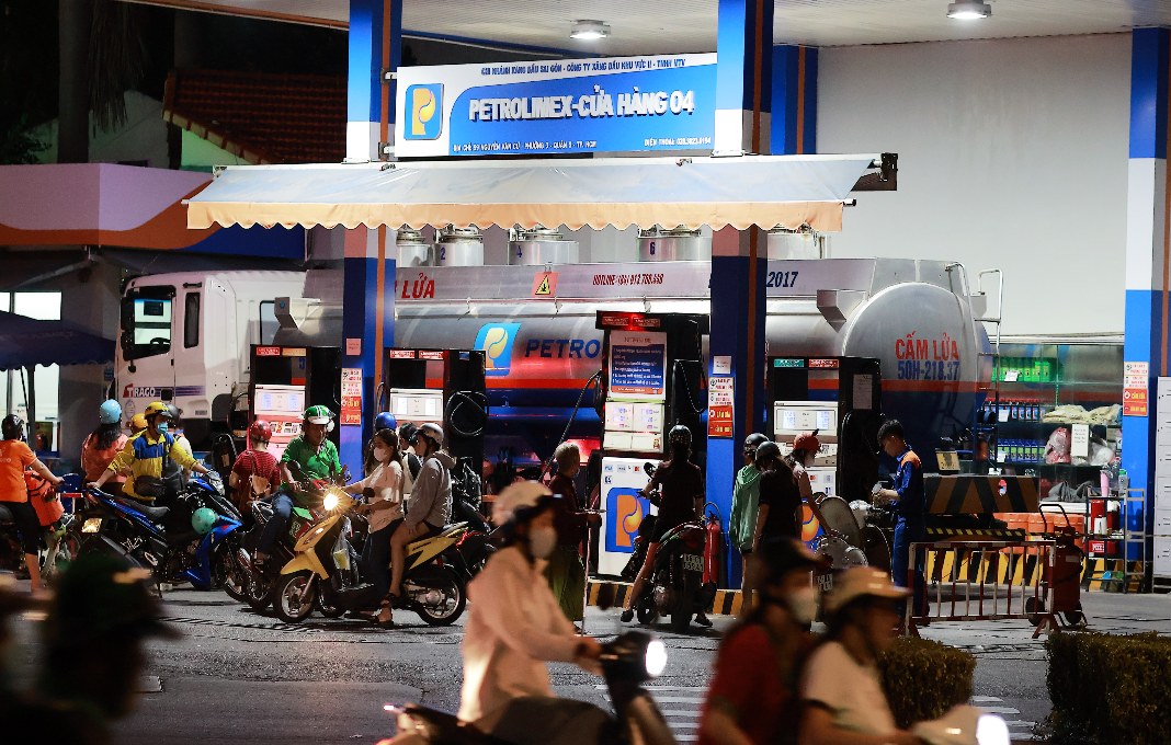 Gasoline price soars to VND27,000 per liter