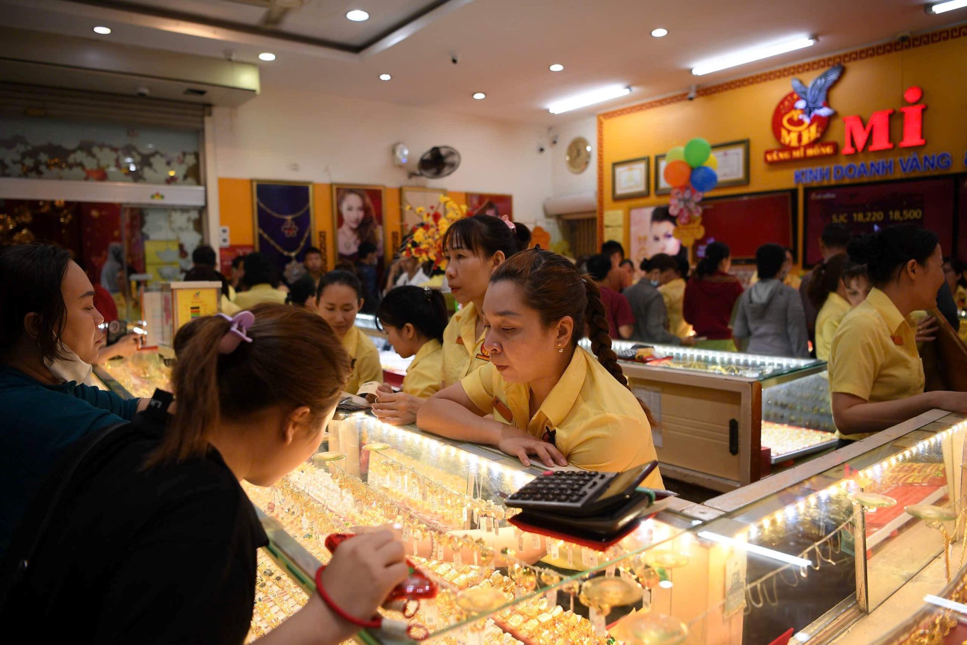 Domestic gold prices plunge sharply