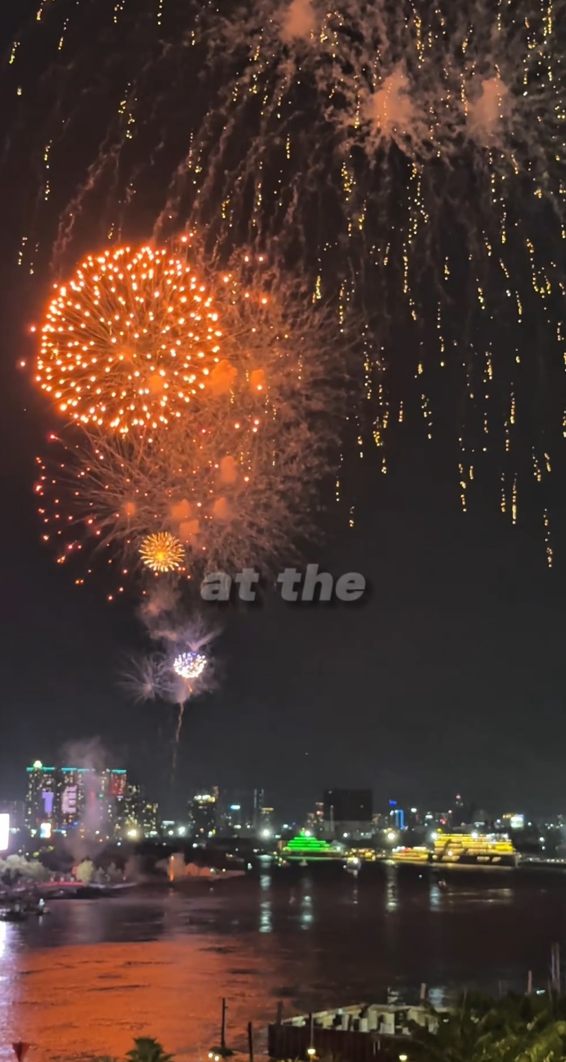 Fireworks draw crowds in HCMC for Reunification Day