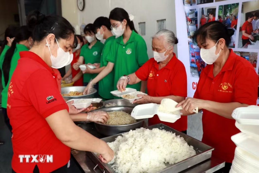 Free meals deliver hope to poor patients in Ninh Binh
