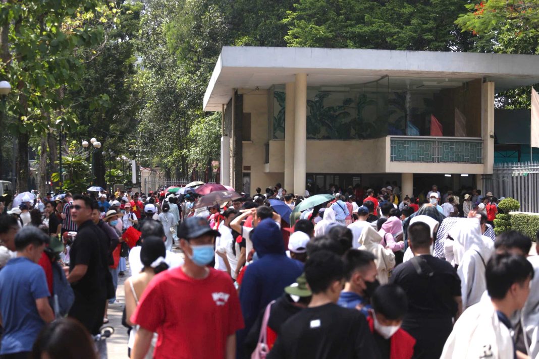 Hundreds queue to visit Independence Palace on April 30